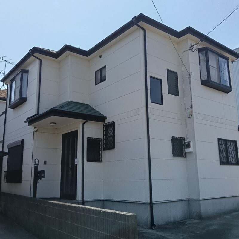 三郷市の戸建て住宅で行った屋根塗装と外壁塗装の施工完了後の外観